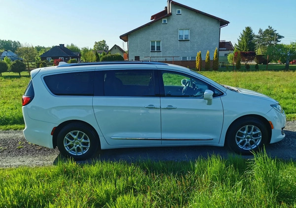 Chrysler Pacifica cena 98500 przebieg: 196900, rok produkcji 2017 z Rzeszów małe 781